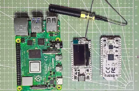 Un orocesseur Raspberry Pi 4 et un processeur LoRaESP32 en recto-verso